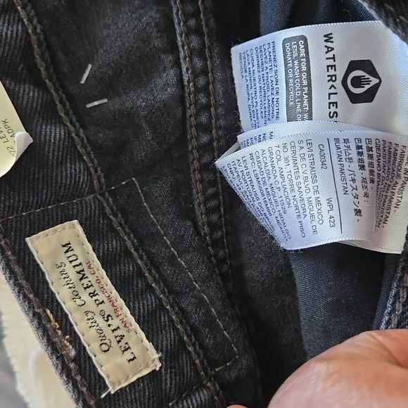 Levi's 80's Mom Shorts Black Denim Rolled Hem Shorts - Picture 7 of 8